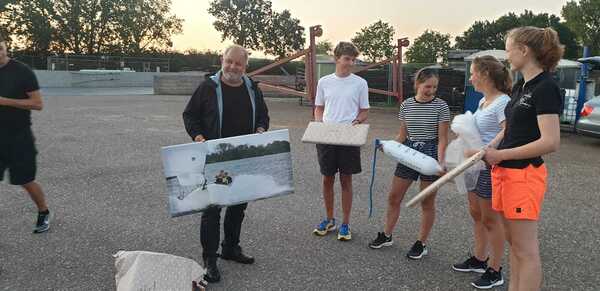 Peter Wanders neemt fotolijsten van de zeilers in ontvangst